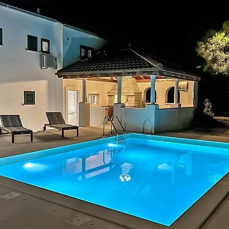 Apartman Stunning In With Wifi Zrnovo