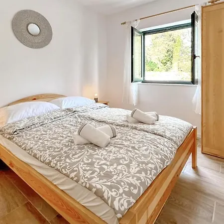 Apartman Stunning In With Wifi Zrnovo