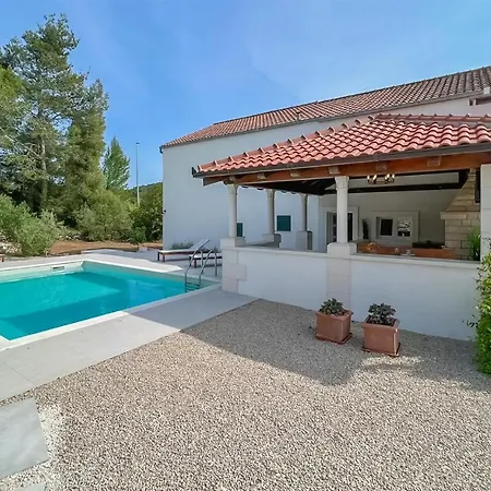 Apartman Stunning In With Wifi Zrnovo