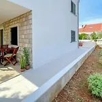 Gorgeous Apartment In Zrnovo Daire *