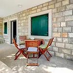 Gorgeous Apartment In Zrnovo Daire *