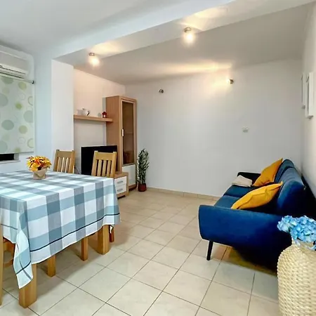 Apartman Gorgeous In With Kitchen Zrnovo