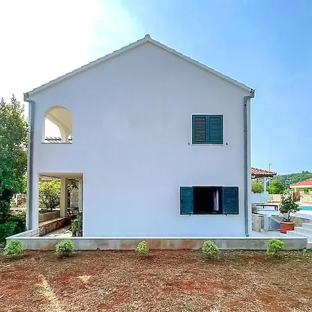 Gorgeous Apartment In Zrnovo Daire