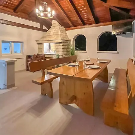 Gorgeous Apartment In Zrnovo *